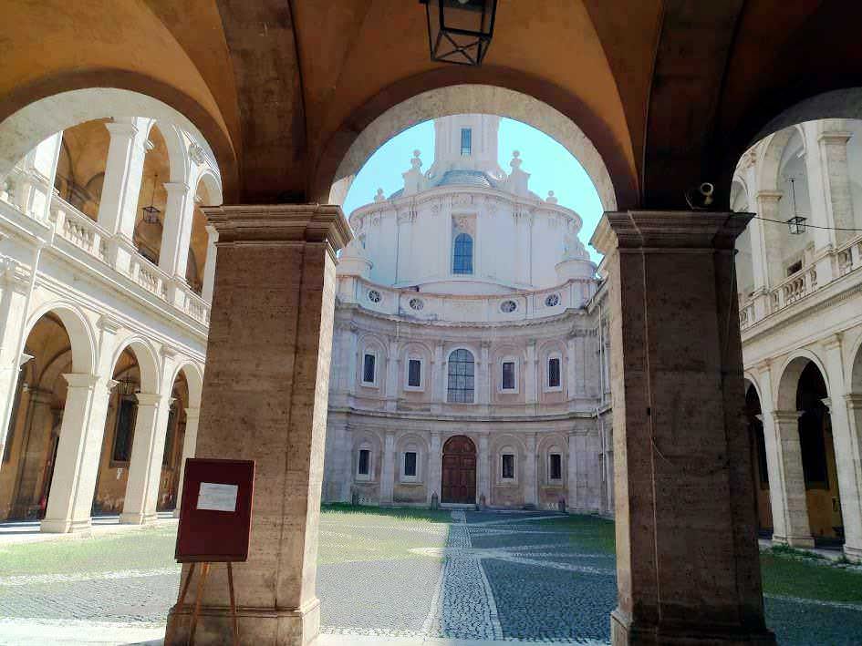 Roma capitale tour in mesi caldi, chiesa di santivo in sapienza
