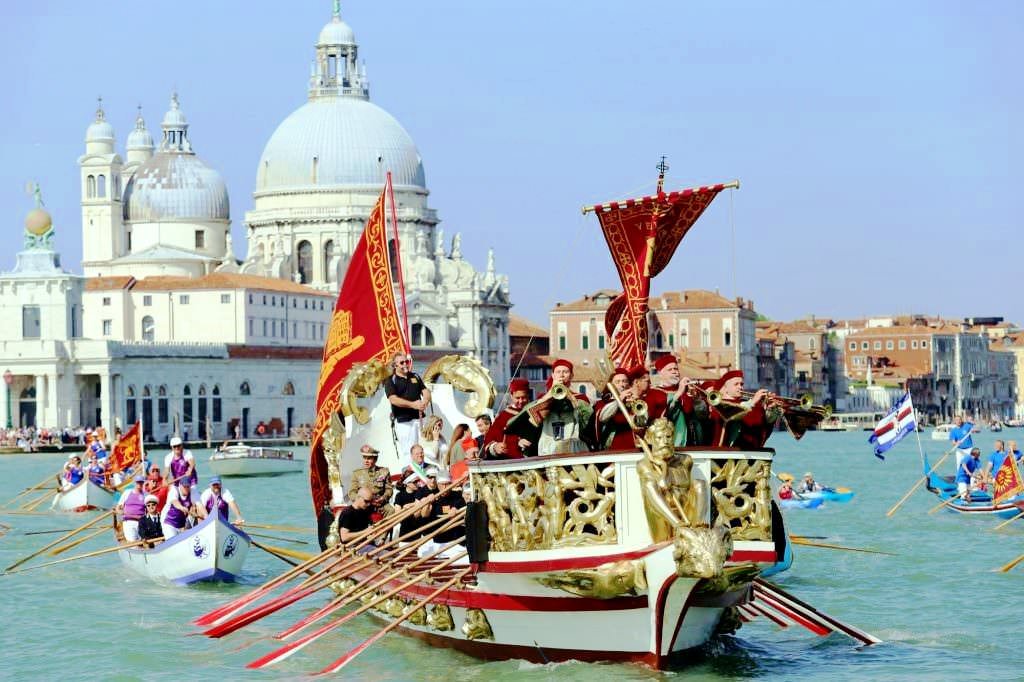 Le gondole, agile e leggere, sono una delle caratteristiche dell'incantevole Venezia. 