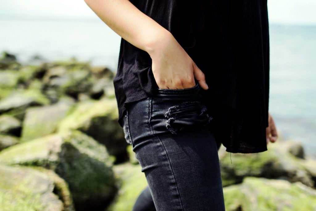 Salopette e jeans a zampa alla ribalta: come indossarli?