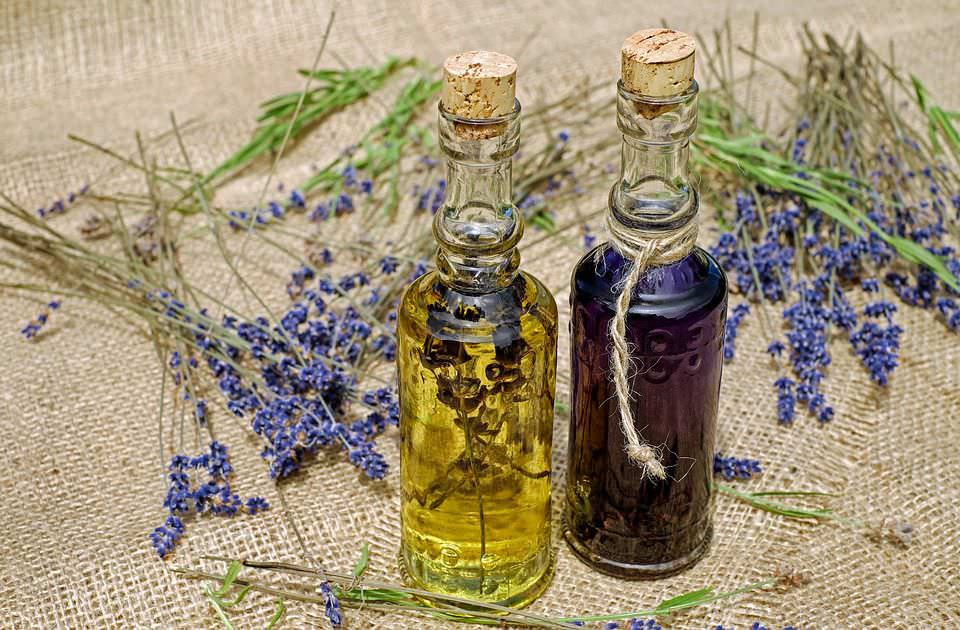 Olio essenziale: 10 profumi usati nei prodotti per il corpo delle donne