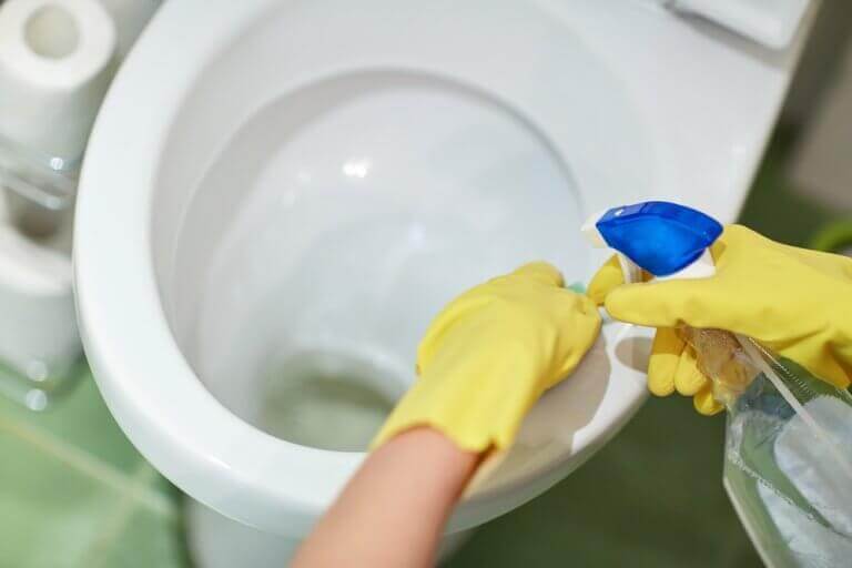Come disinfettare il bagno con 3 igienizzanti naturali