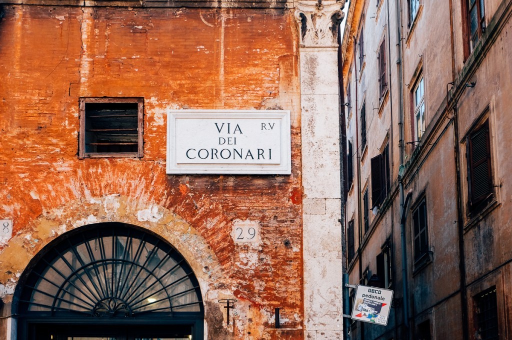 Via dei Coronari negozi e rosari a Roma