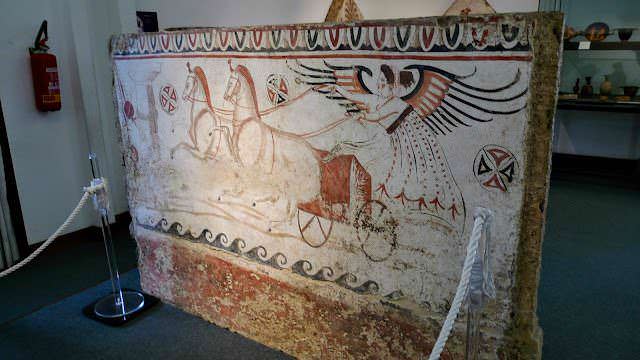 il dio egizio dei morti iside sta guidando i morti verso lade
