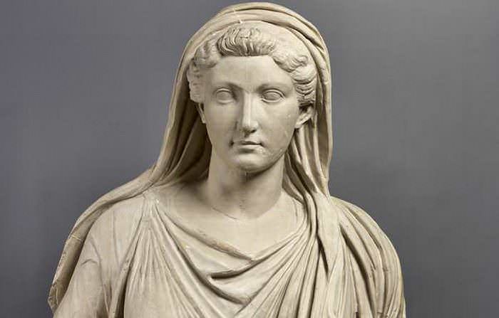 dopo il matrimonio le donne romane non uscivano di casa a capo scoperto